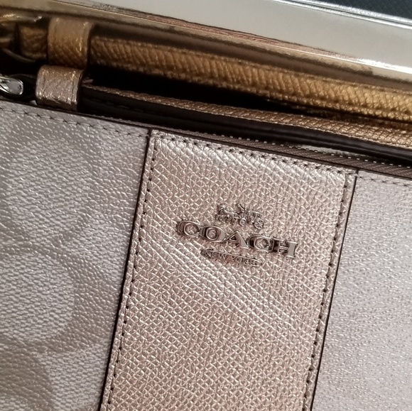 🔥LAST1🔥NIB COACH LEATHER CORNER ZIP SIG WRISTLET - Picture 4 of 7